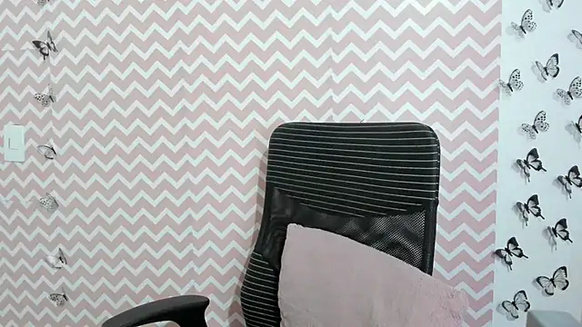 Snapshot of Amie_Adams82_ chatting on February 7, 10:41 pm Amie Adams82 online show from February 7, 10:41 pm