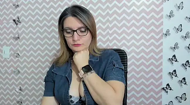 Snapshot of Amie_Adams82_ chatting on February 11, 8:31 pm Amie Adams82 online show from February 11, 8:31 pm