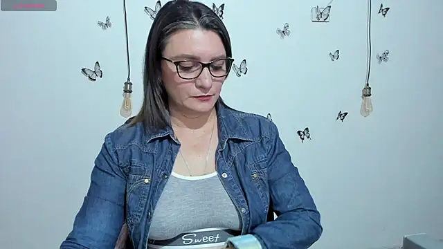 Snapshot of Amie_Adams82_ chatting on November 11, 3:23 pm Amie Adams82 online show from November 11, 3:23 pm