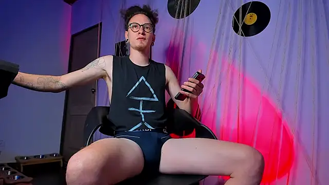 Snapshot of MrShaggy chatting on February 19, 11:46 pm MrShaggy online show from February 19, 11:46 pm