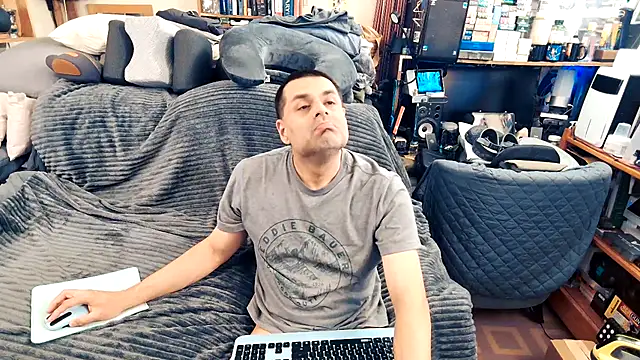 Snapshot of ClampMaster chatting on September 24, 12:36 am ClampMaster online show from September 24, 12:36 am