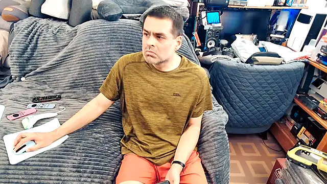 Snapshot of ClampMaster chatting on October 4, 10:08 pm ClampMaster online show from October 4, 10:08 pm