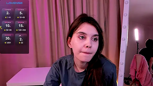 Snapshot of SusieMorris chatting on December 6, 8:15 am SusieMorris online show from December 6, 8:15 am