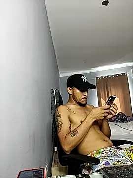 Snapshot of sexylatino22 chatting on December 31, 4:46 pm sexylatino22 online show from December 31, 4:46 pm