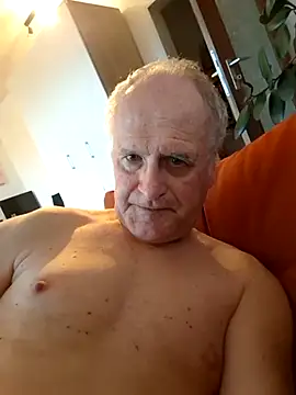 Snapshot of Milkasahne64 chatting on October 3, 6:43 am Milkasahne64 online show from October 3, 6:43 am