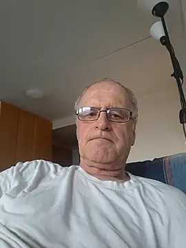 Snapshot of Milkasahne64 chatting on October 10, 8:57 am Milkasahne64 online show from October 10, 8:57 am