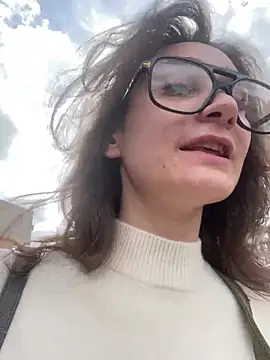 Snapshot of RiskyViolet chatting on May 11, 9:04 am RiskyViolet online show from May 11, 9:04 am