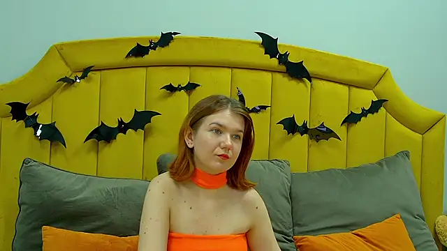 LessySmith online show from October 31, 4:30 pm