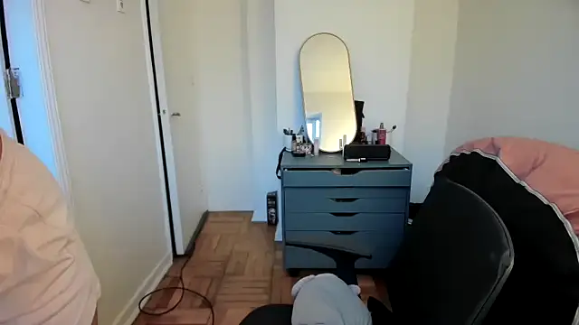 Snapshot of cinnamon_rosa chatting on March 12, 10:17 pm cinnamon rosa online show from March 12, 10:17 pm