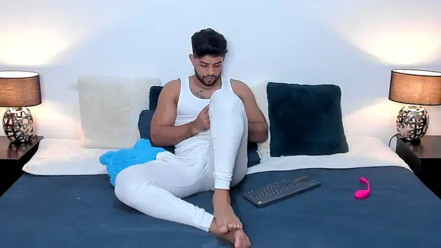 Snapshot of Luciano_and_Marlon chatting on December 27, 8:07 pm Luciano and Marlon online show from December 27, 8:07 pm