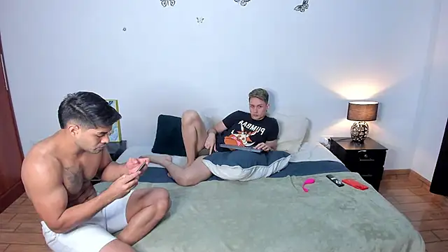 Snapshot of Luciano_and_Marlon chatting on February 26, 1:52 pm Luciano and Marlon online show from February 26, 1:52 pm