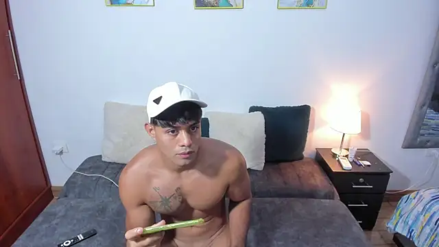 Snapshot of Luciano_and_Marlon chatting on September 17, 12:40 pm Luciano and Marlon online show from September 17, 12:40 pm