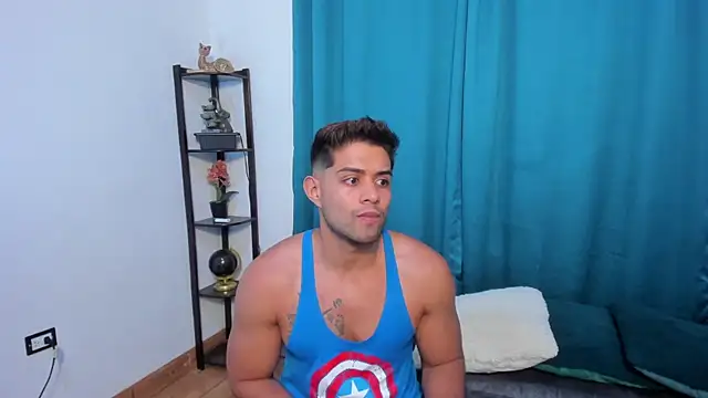 Snapshot of Luciano_and_Marlon chatting on June 5, 10:04 pm Luciano and Marlon online show from June 5, 10:04 pm