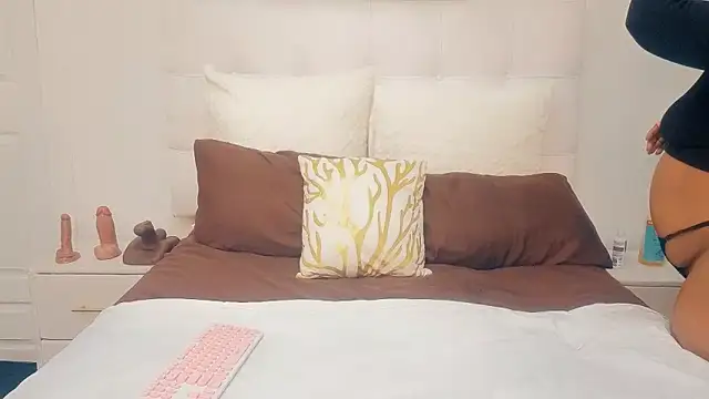 Snapshot of GiantBootyMilf chatting on June 10, 7:35 pm GiantBootyMilf online show from June 10, 7:35 pm