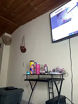 Snapshot of scarlet_tommy chatting on August 3, 9:18 pm scarlet tommy online show from August 3, 9:18 pm