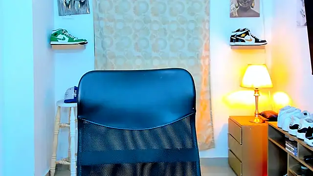 Snapshot of Hazzan_Velez chatting on December 14, 11:23 pm Hazzan Velez online show from December 14, 11:23 pm