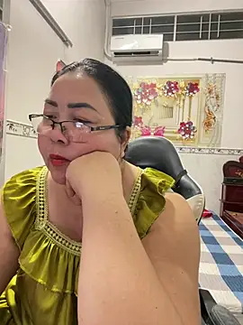 Snapshot of NDith chatting on June 30, 11:22 am NDith online show from June 30, 11:22 am