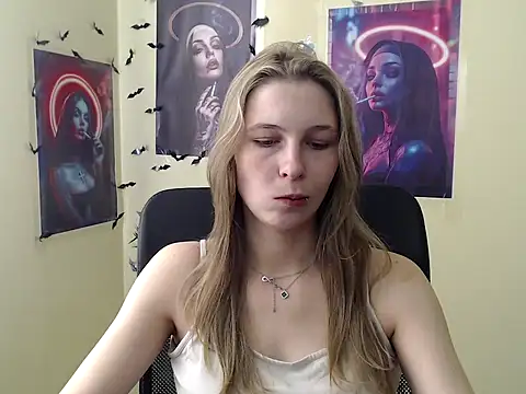 Snapshot of StrangerGi chatting on April 4, 6:00 am StrangerGi online show from April 4, 6:00 am