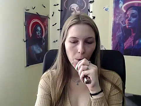 Snapshot of StrangerGi chatting on April 16, 5:52 am StrangerGi online show from April 16, 5:52 am