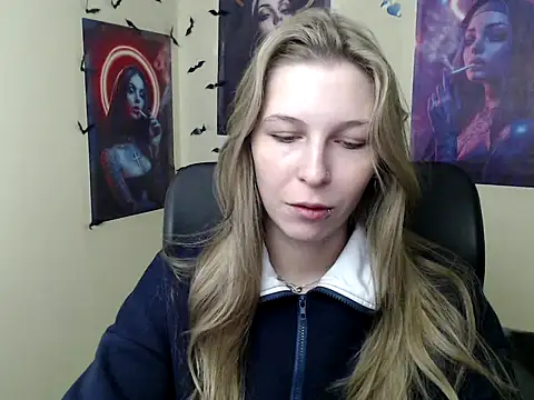 Snapshot of StrangerGi chatting on April 18, 6:06 am StrangerGi online show from April 18, 6:06 am