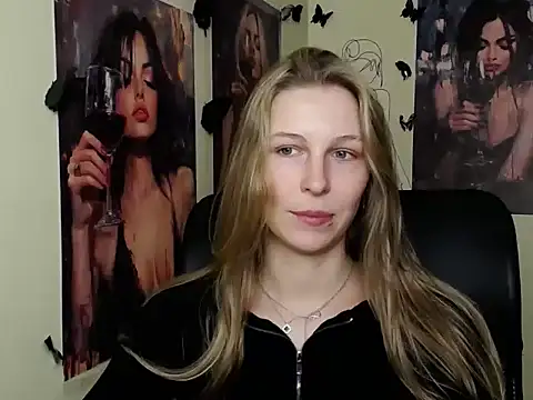 Snapshot of StrangerGi chatting on April 23, 11:31 am StrangerGi online show from April 23, 11:31 am