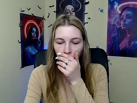 Snapshot of StrangerGi chatting on April 25, 6:05 am StrangerGi online show from April 25, 6:05 am