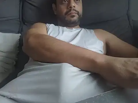 Snapshot of HornyBeachBoyBR chatting on September 22, 1:13 pm HornyBeachBoyBR online show from September 22, 1:13 pm