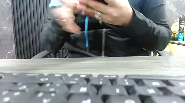 Snapshot of Miel_canela chatting on March 4, 2:49 am Miel canela online show from March 4, 2:49 am
