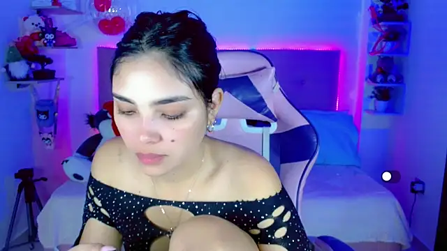 Snapshot of Kylie_brokee chatting on December 18, 9:08 pm Kylie brokee online show from December 18, 9:08 pm