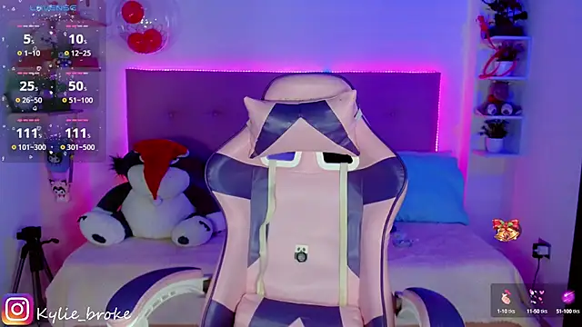 Snapshot of Kylie_brokee chatting on December 19, 12:13 am Kylie brokee online show from December 19, 12:13 am