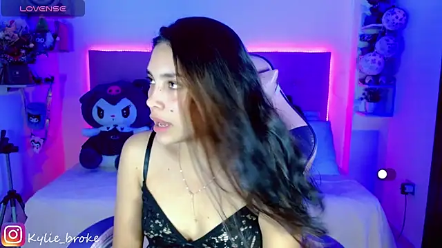 Snapshot of Kylie_brokee chatting on December 28, 9:08 pm Kylie brokee online show from December 28, 9:08 pm