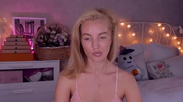 Snapshot of aestetick chatting on October 26, 10:21 am aestetick online show from October 26, 10:21 am