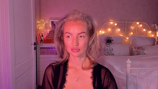 Snapshot of aestetick chatting on November 17, 8:20 am aestetick online show from November 17, 8:20 am