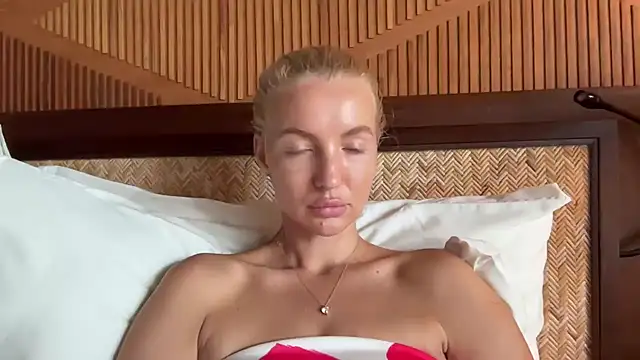 Snapshot of aestetick chatting on December 2, 7:47 am aestetick online show from December 2, 7:47 am