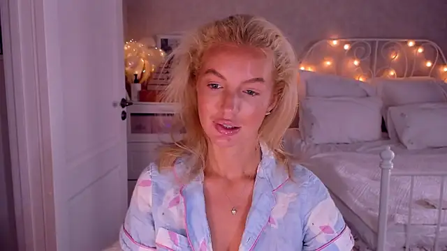 Snapshot of aestetick chatting on December 14, 6:52 am aestetick online show from December 14, 6:52 am