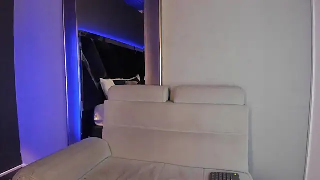 AmmyJones  online show from March 14, 12:10 pm