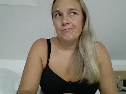 scrummymummy2 online show from November 23, 9:36 pm