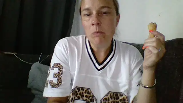 Snapshot of scrummymummy2 chatting on July 13, 7:05 pm scrummymummy2 online show from July 13, 7:05 pm