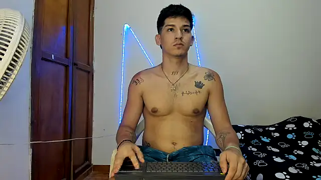 Snapshot of MasterSEX420 chatting on October 1, 3:12 am MasterSEX420 online show from October 1, 3:12 am