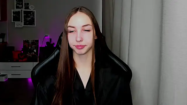 Snapshot of Sm0ly chatting on April 1, 2:45 am Sm0ly online show from April 1, 2:45 am