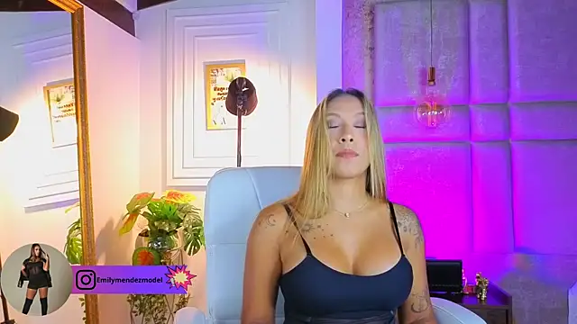 Snapshot of AlessiaLondon chatting on June 1, 10:17 am AlessiaLondon online show from June 1, 10:17 am