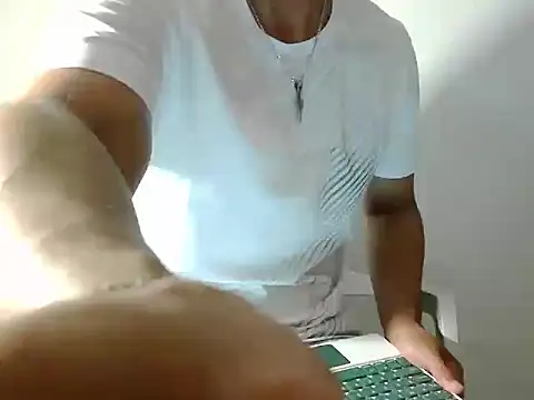 Snapshot of Latinsex2501 chatting on August 8, 12:02 am Latinsex2501 online show from August 8, 12:02 am