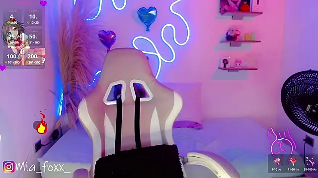 Mia foxx  online show from February 5, 9:07 pm