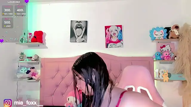 Mia foxx  online show from December 3, 9:02 pm