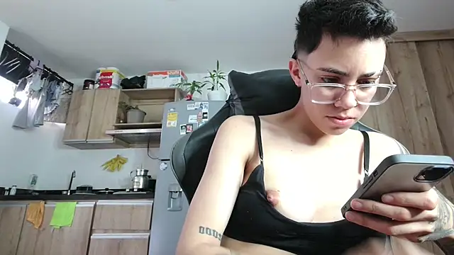 Snapshot of Cutie_Shy_ chatting on June 24, 12:59 pm Cutie Shy online show from June 24, 12:59 pm