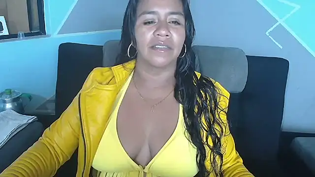 Snapshot of saggil23 chatting on May 26, 4:08 am saggil23 online show from May 26, 4:08 am