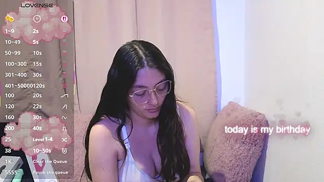Snapshot of lessliee22_ chatting on May 13, 6:22 am lessliee22 online show from May 13, 6:22 am