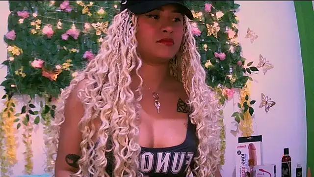 Snapshot of Crysrus chatting on November 8, 10:41 pm Crysrus online show from November 8, 10:41 pm