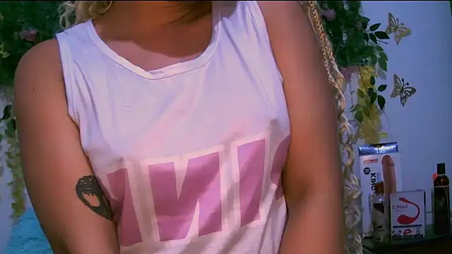 Snapshot of Crysrus chatting on November 15, 11:43 pm Crysrus online show from November 15, 11:43 pm