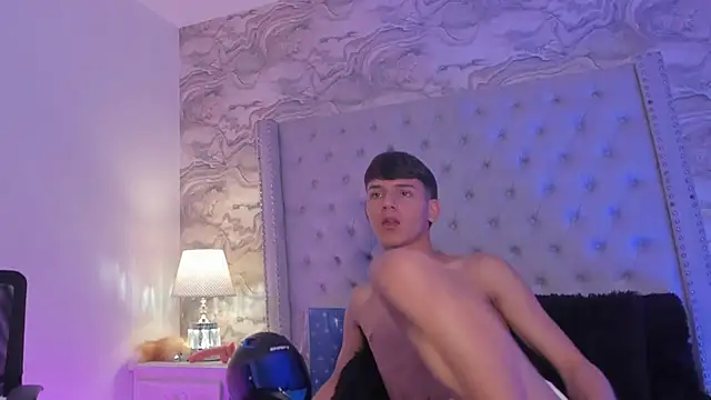 Snapshot of Kev_jenner chatting on December 27, 10:37 pm Kev jenner online show from December 27, 10:37 pm